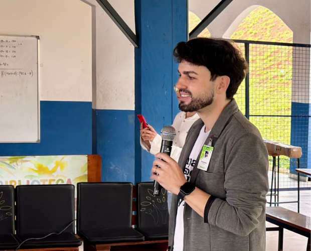Aluno de Psicologia ministra palestra sobre bullying e cyberbullying na Escola Pio XII